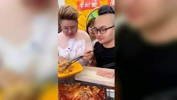 娱乐吃瓜酱女生先道歉,娱乐吃瓜酱背后的故事揭秘